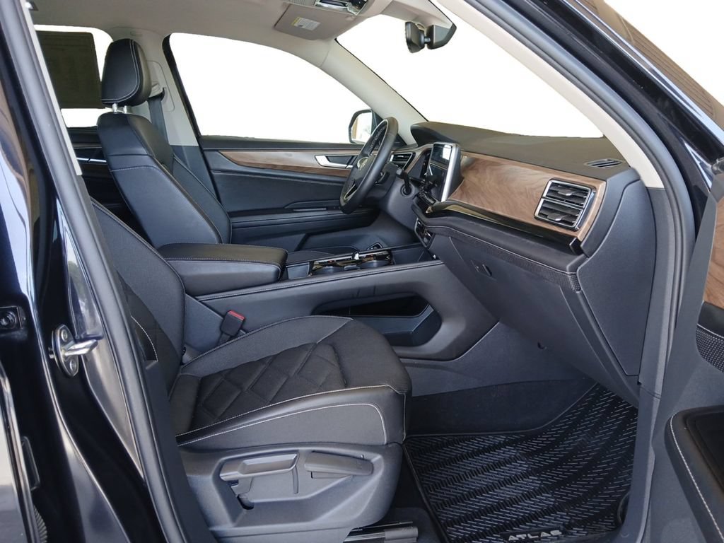 Used 2025 Volkswagen Atlas SE FWD image 15