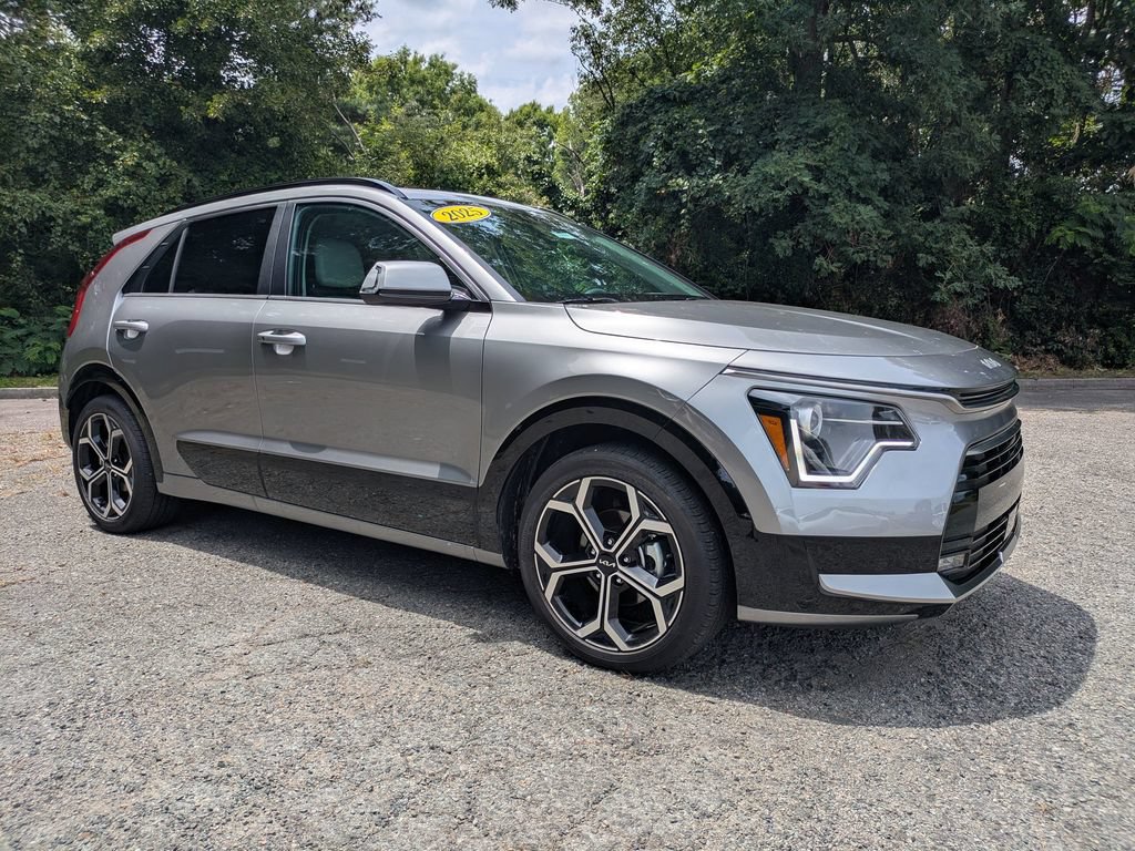 Used 2025 Kia Niro EX Touring FWD image 2
