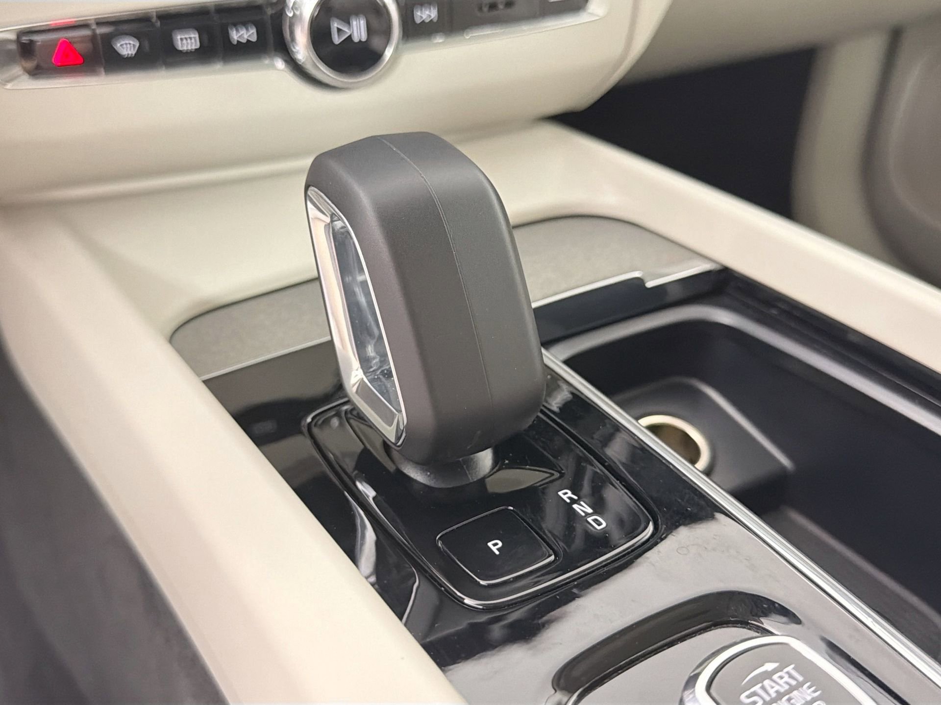 Certified 2024 Volvo XC60 B5 Plus w/ Protection Package Premier AWD/4WD image 17