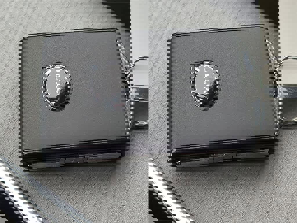 Used 2025 Volvo XC60 B5 Ultra image 33