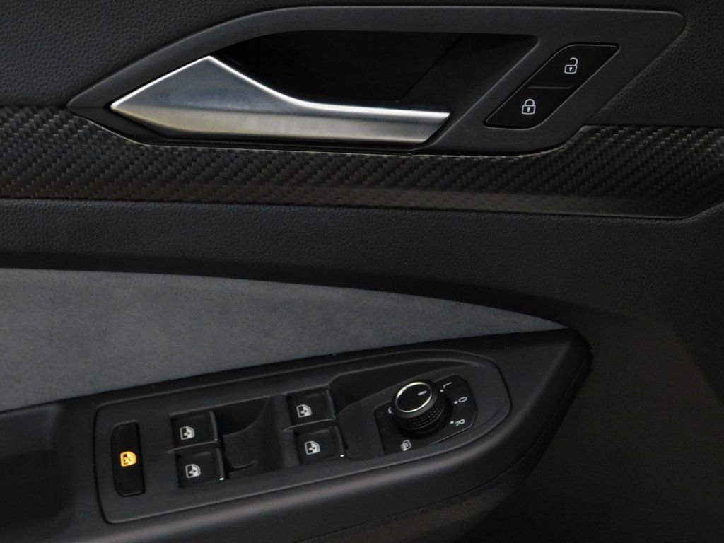 Used 2025 Volkswagen Golf R image 28