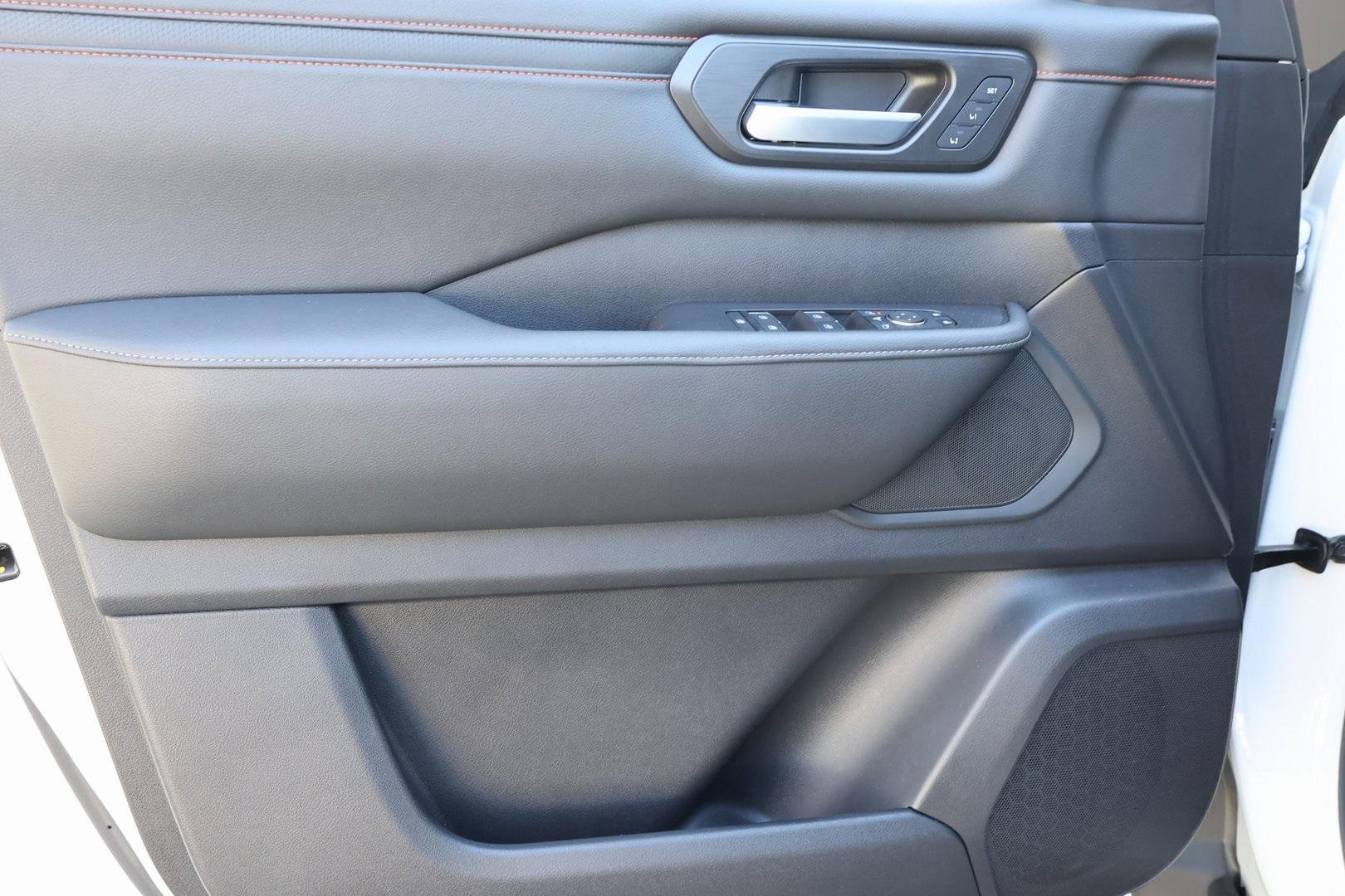 Used 2025 Nissan Armada PRO-4X w/ Pro-4X Premium Package image 10