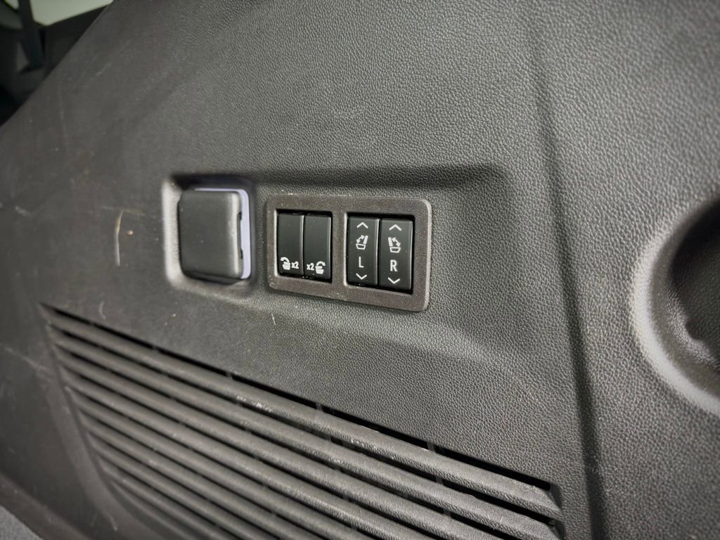 Used 2023 GMC Yukon XL SLT w/ SLT Premium Package image 32