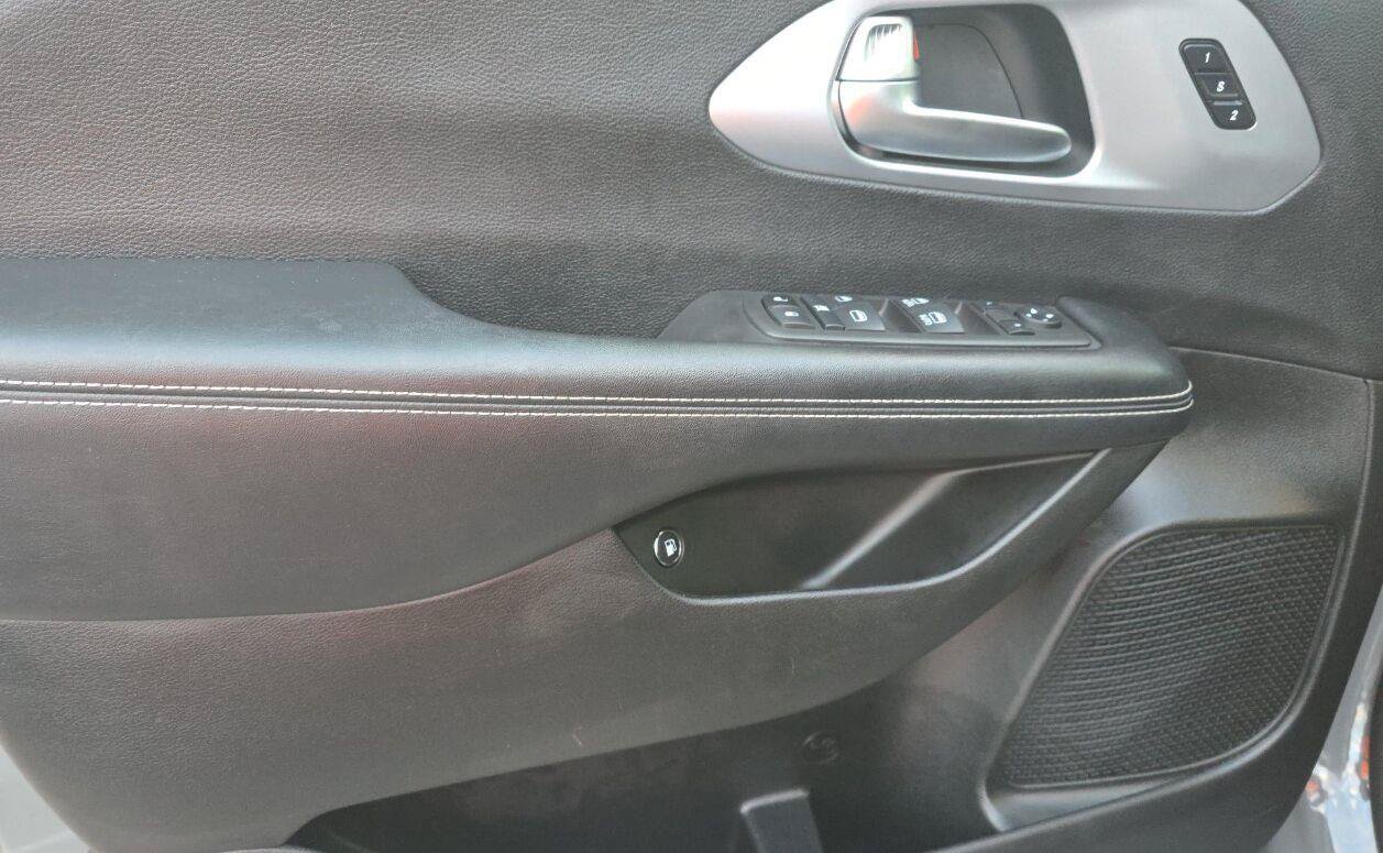 Used 2022 Chrysler Pacifica Touring-L w/ S Appearance Package FWD image 13