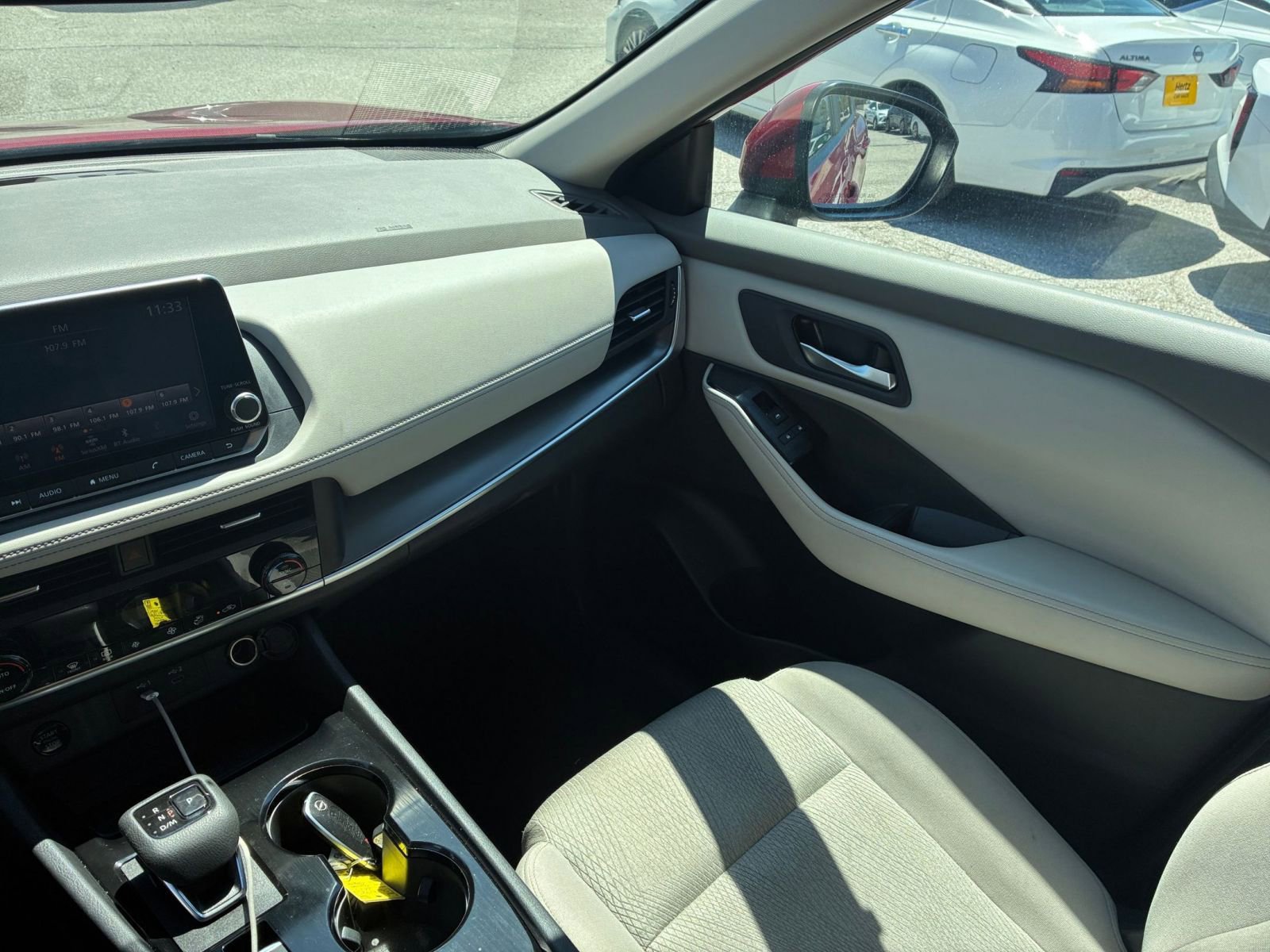 Used 2025 Nissan Rogue SV image 30