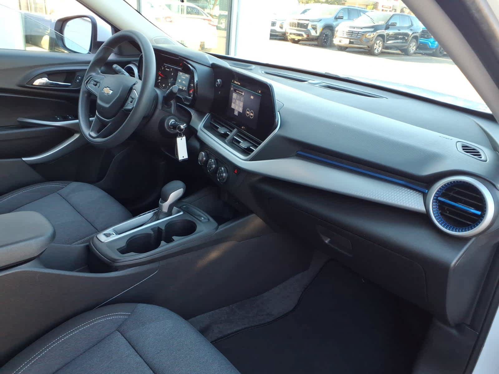 Used 2025 Chevrolet Trax LS w/ LS Convenience Package FWD image 21
