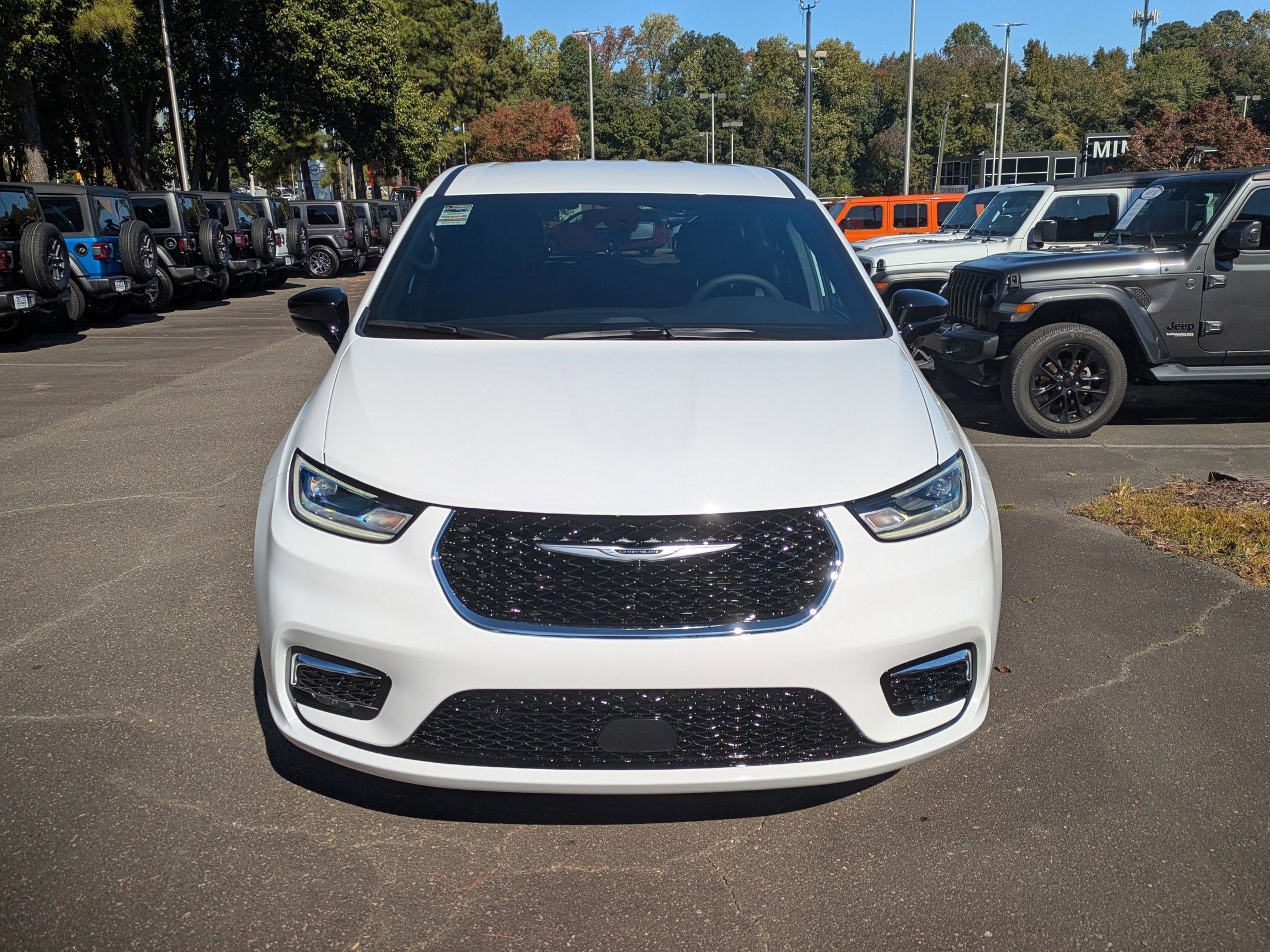 New 2026 Chrysler Pacifica Select image 2