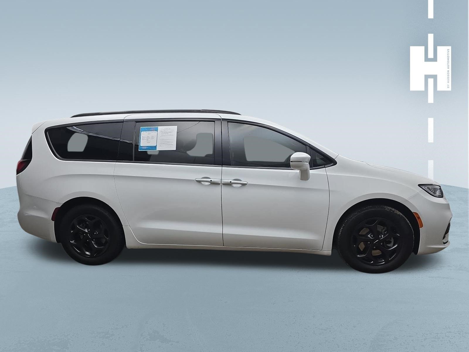 Used 2021 Chrysler Pacifica Limited w/ Uconnect Theater Family Group FWD image 3