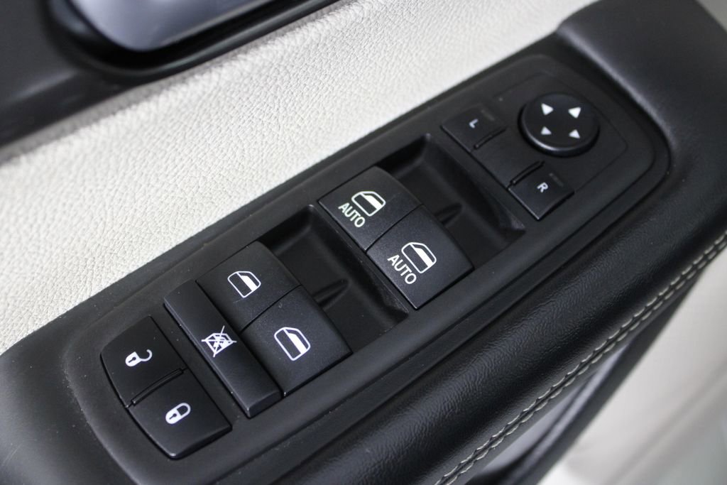 Used 2024 Chrysler Pacifica Touring-L image 21