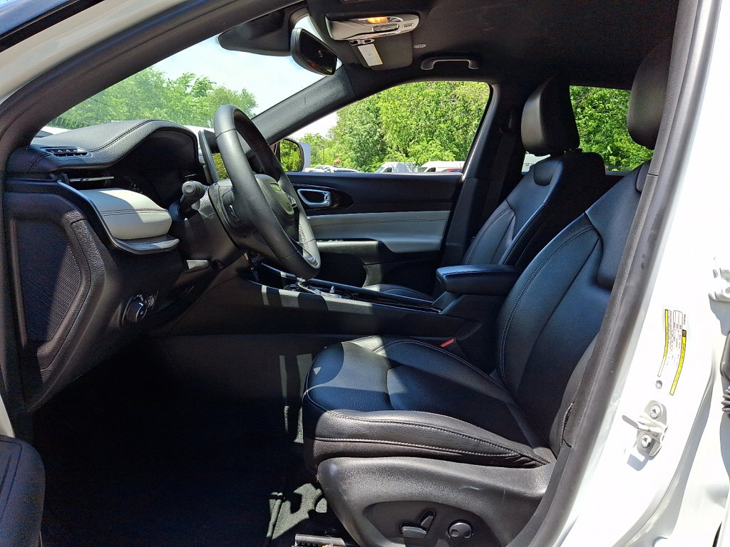 Used 2025 Jeep Compass Limited AWD/4WD image 23