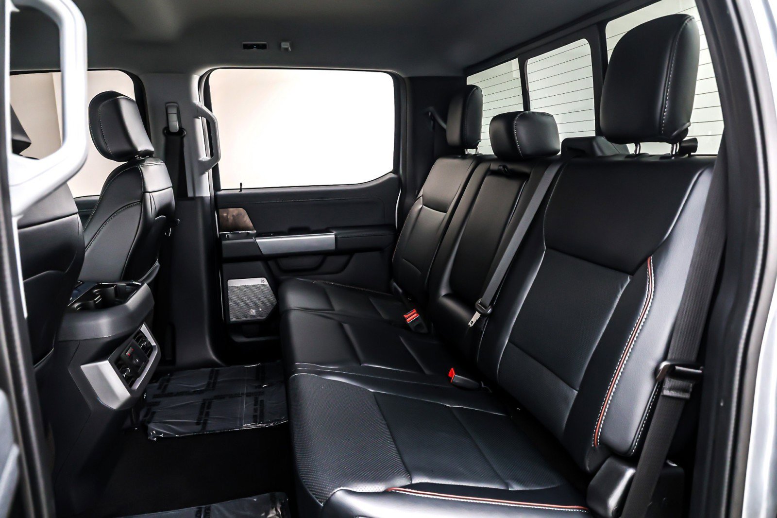 Used 2023 Ford F350 Lariat w/ Camper Package image 9