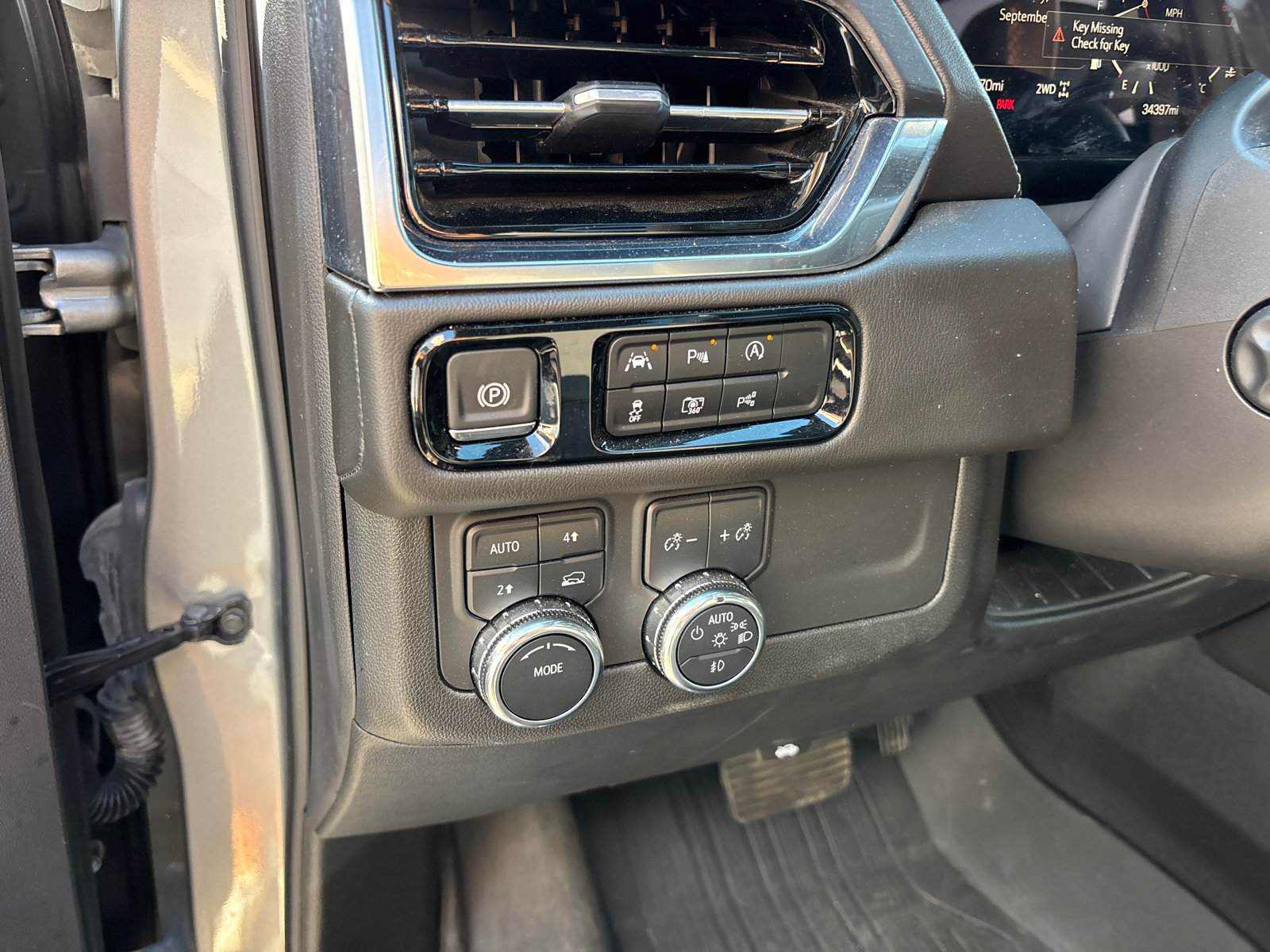 Used 2025 GMC Yukon Denali w/ Sun & Power Step Package AWD/4WD image 14