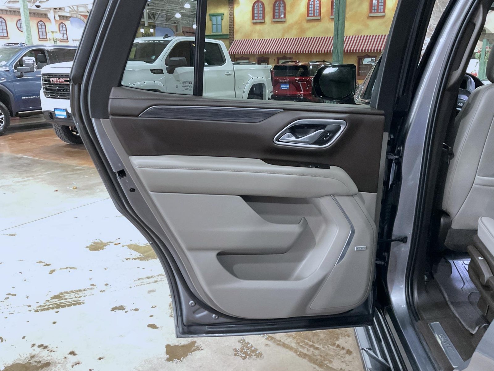 Certified 2021 GMC Yukon SLT w/ SLT Luxury Plus Package AWD/4WD image 21