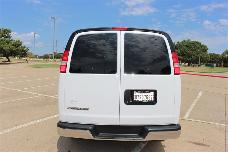 Used 2025 Chevrolet Express 3500 LT w/ LT Preferred Equipment Group RWD image 3