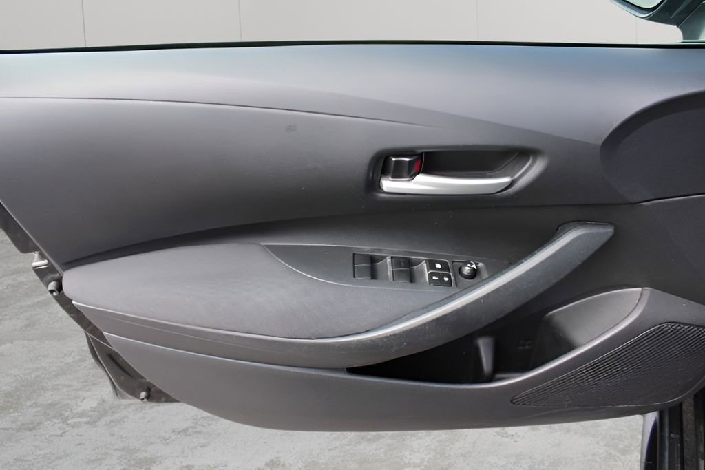Used 2020 Toyota Corolla LE FWD image 16