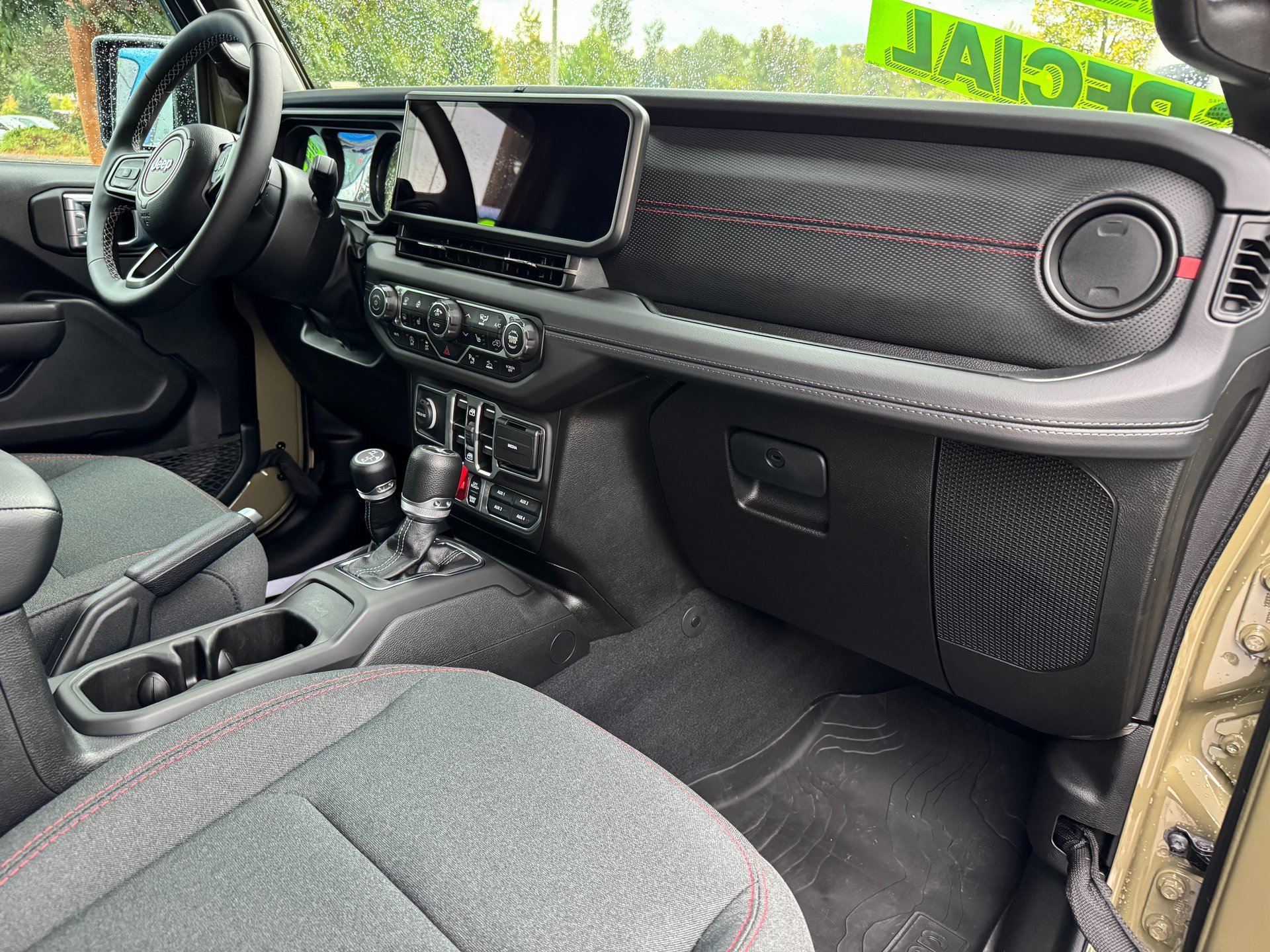 Used 2025 Jeep Wrangler Rubicon w/ Technology Group image 21