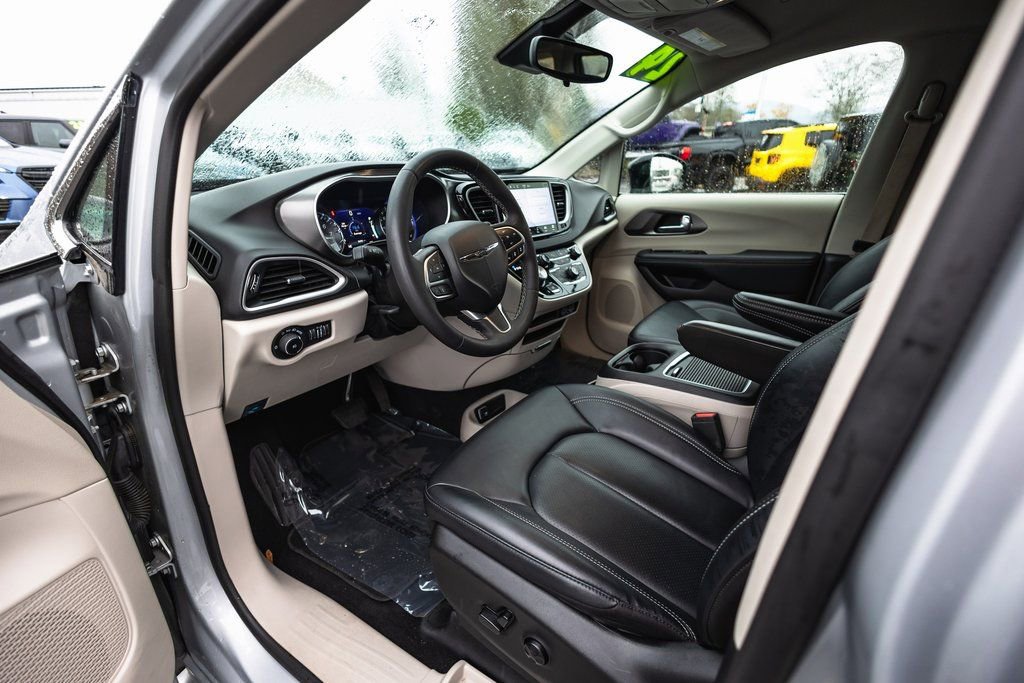 Used 2024 Chrysler Pacifica Touring-L image 20