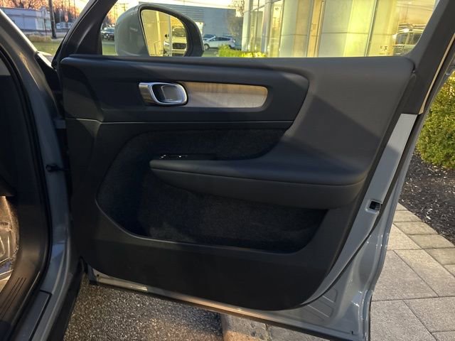 Used 2025 Volvo XC40 B5 Plus image 15