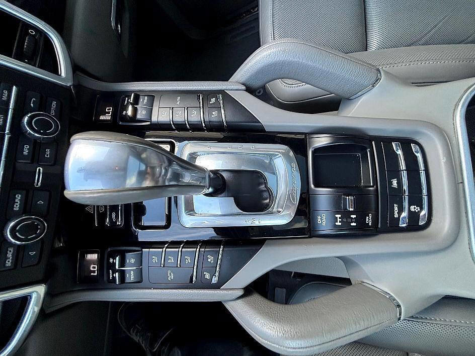 Used 2014 Porsche Cayenne Diesel Platinum Edition image 26