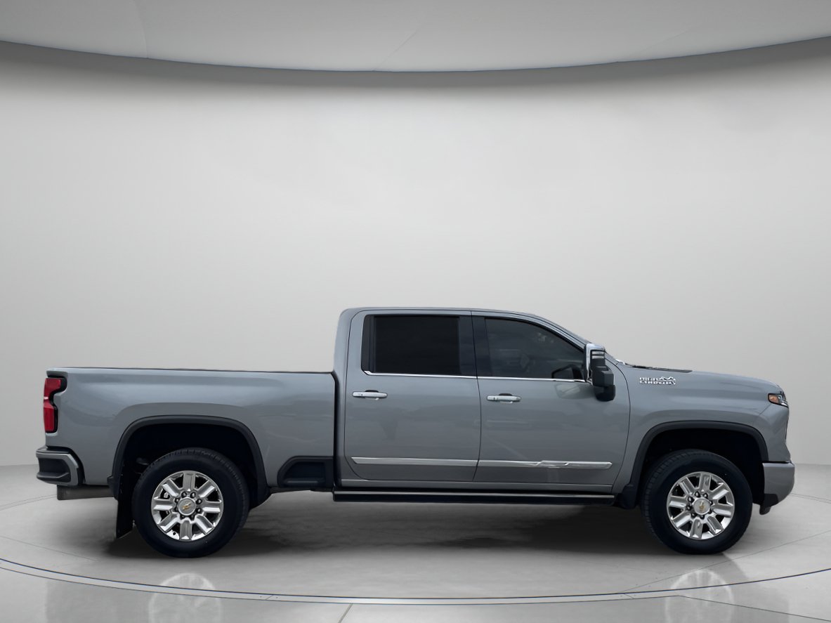 Used 2024 Chevrolet Silverado 2500 High Country w/ High Country Premium Package AWD/4WD image 2