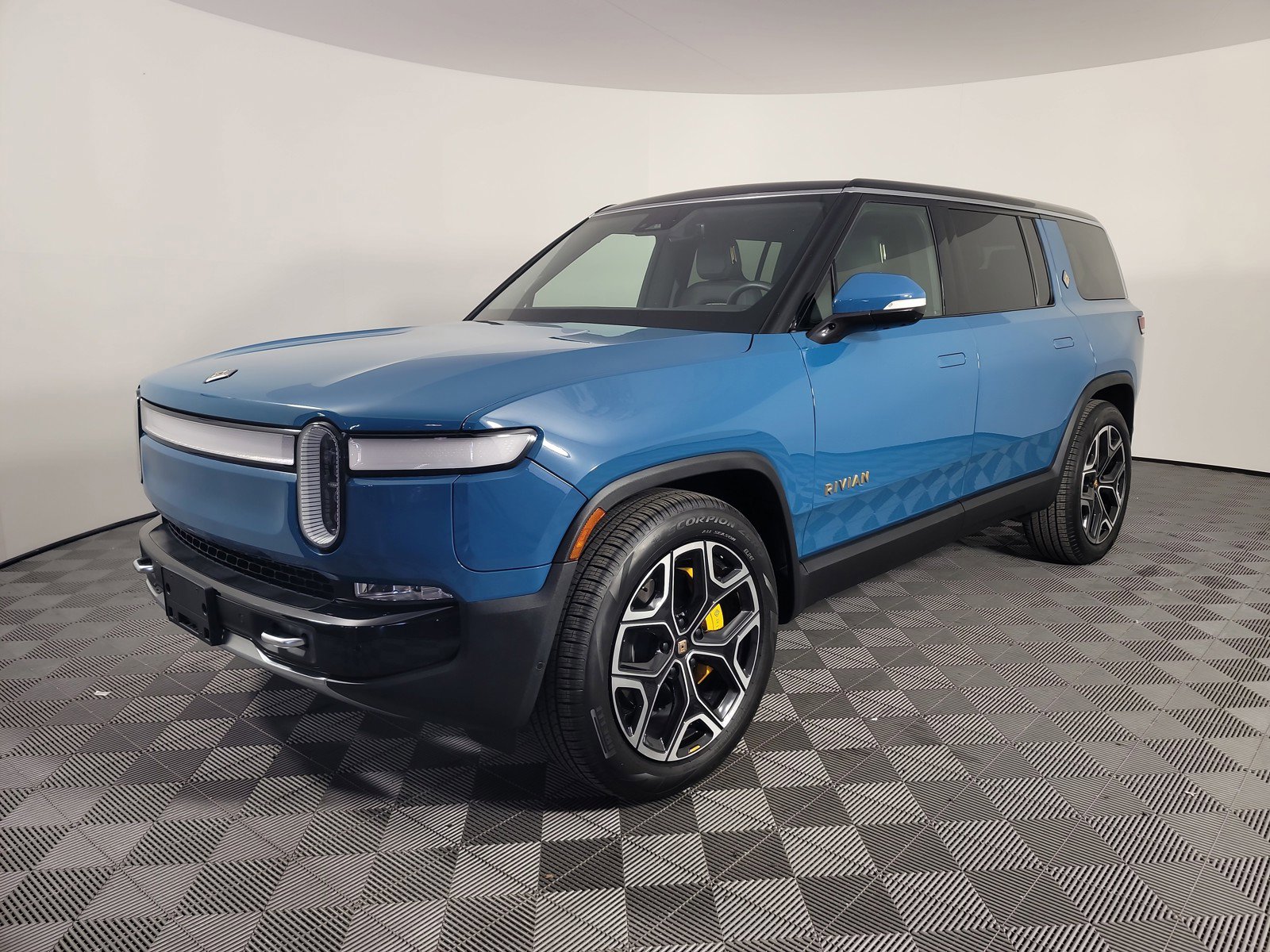 Used 2023 Rivian R1S Adventure AWD/4WD image 1