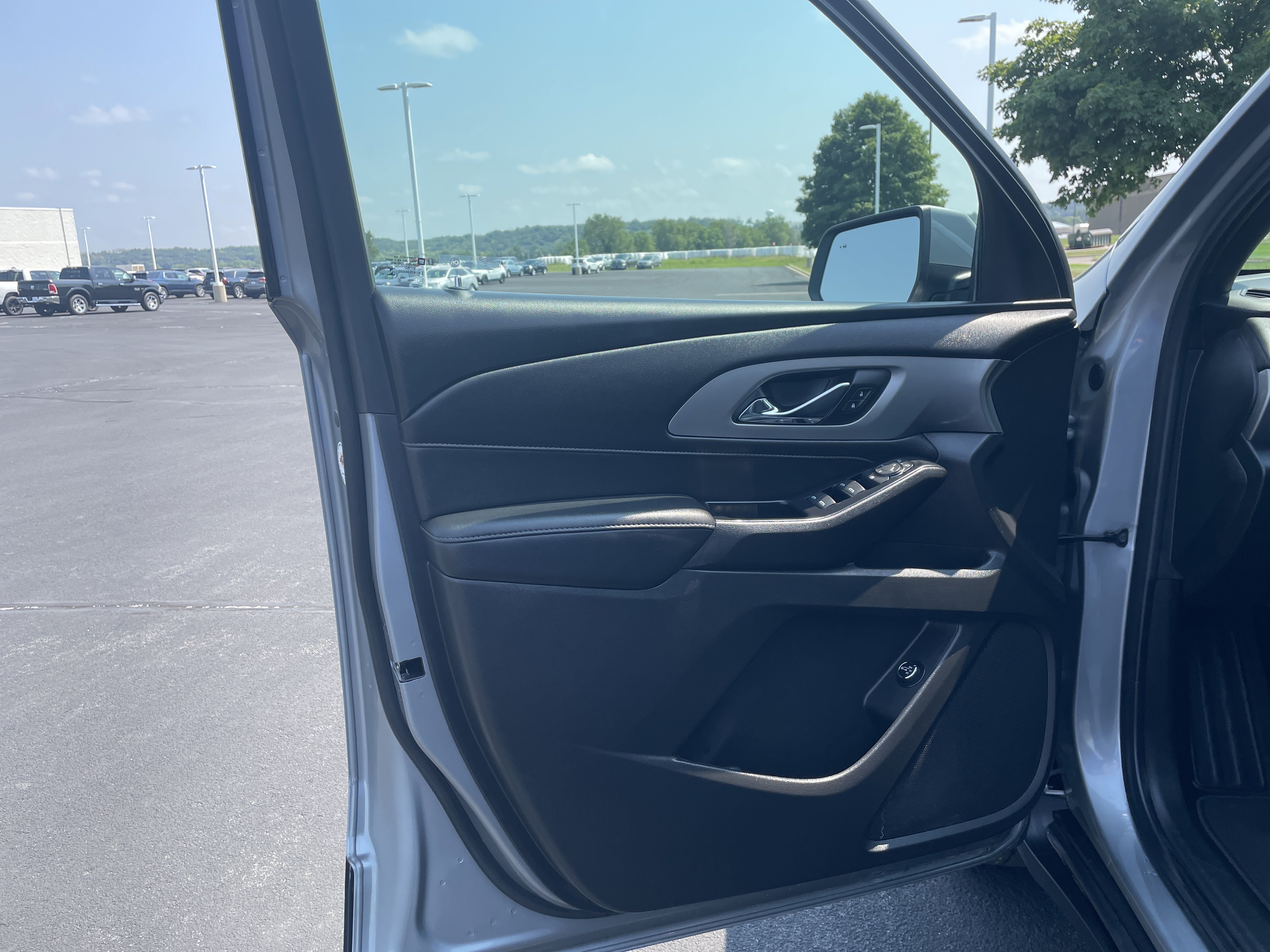 Used 2023 Chevrolet Traverse LT w/ Rear Camera Mirror Package AWD/4WD image 19