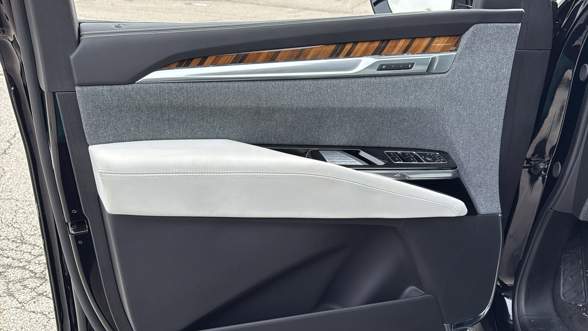 Certified 2025 Cadillac Escalade ESV Sport Platinum image 10