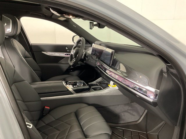 Used 2025 BMW 750e xDrive AWD/4WD image 32