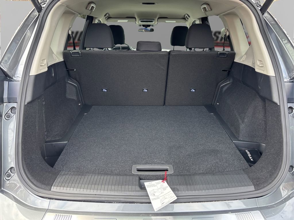 Used 2025 Nissan Rogue SV image 11