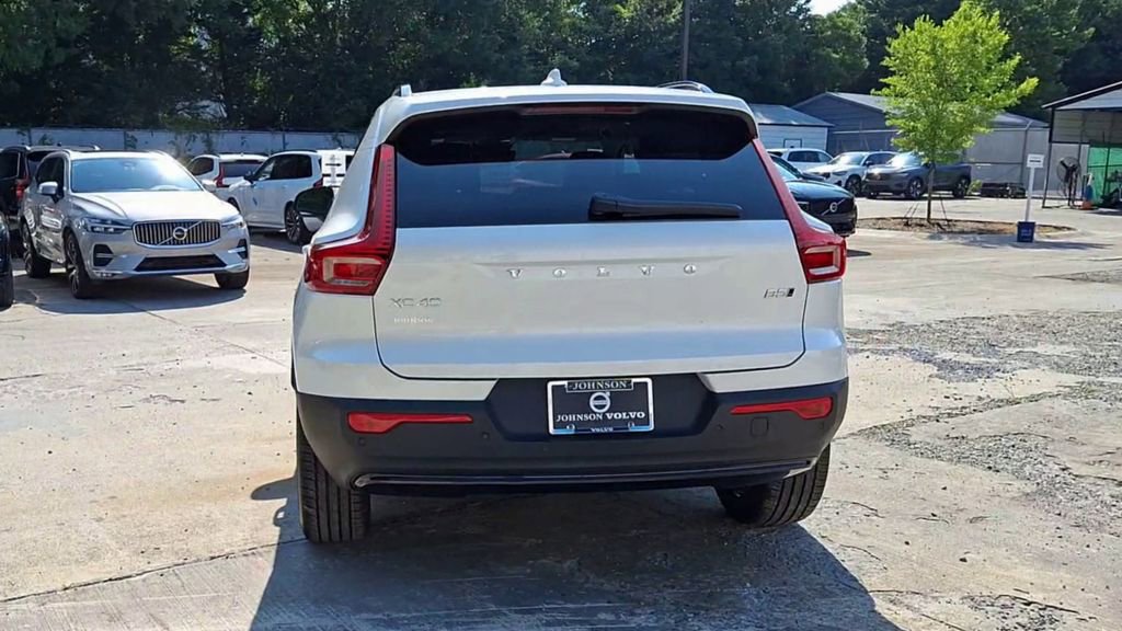 New 2026 Volvo XC40 B5 Core w/ Climate Package image 3