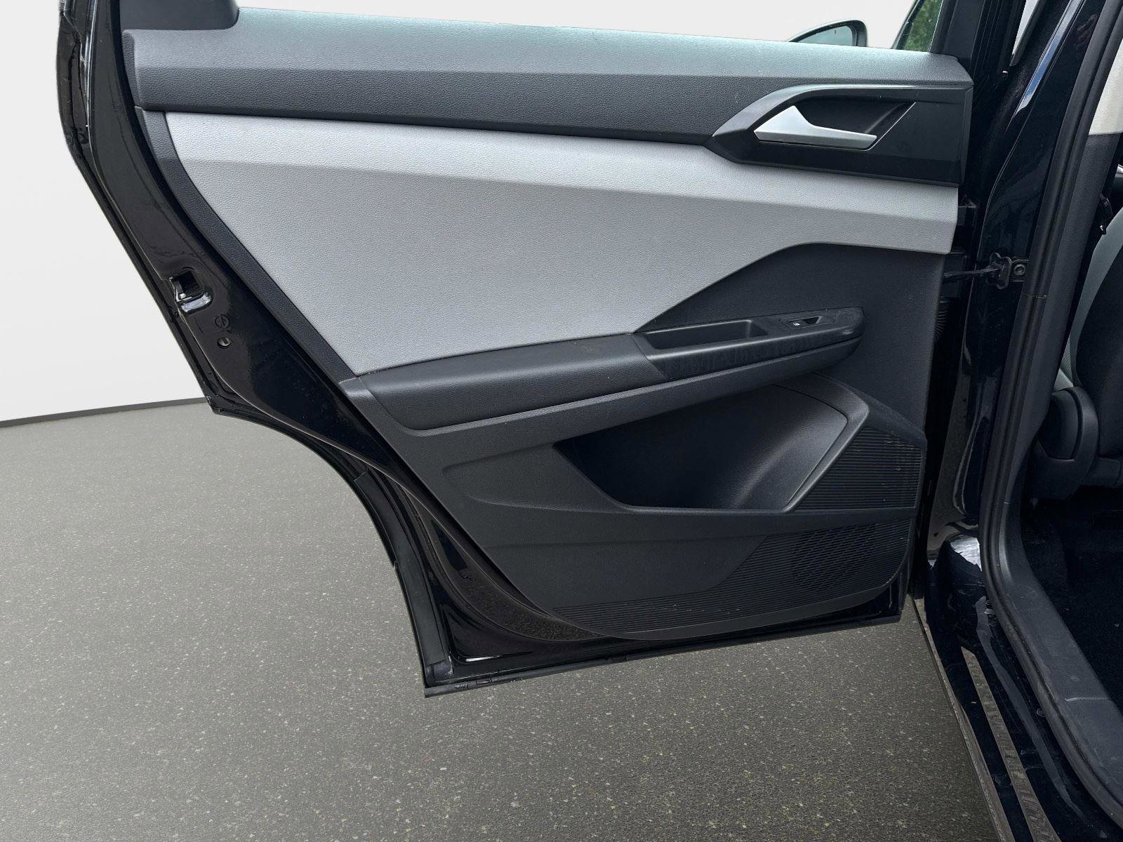 Used 2022 Volkswagen Taos S image 6