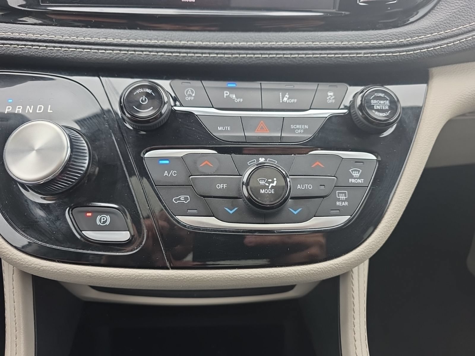 Used 2023 Chrysler Pacifica Limited FWD image 17