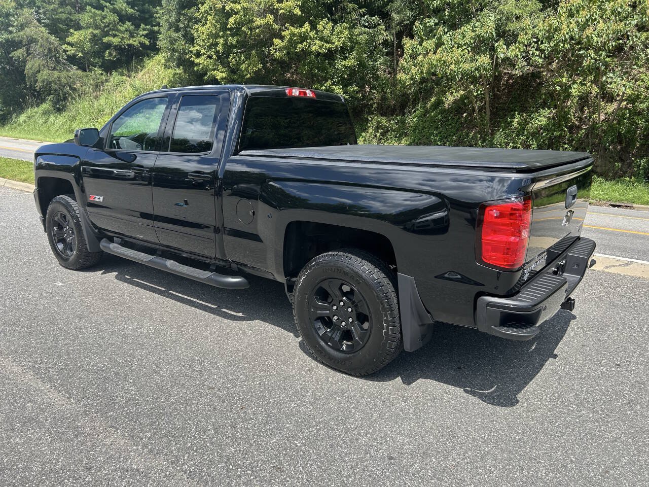 Used 2018 Chevrolet Silverado 1500 LT w/ Midnight Edition AWD/4WD image 4