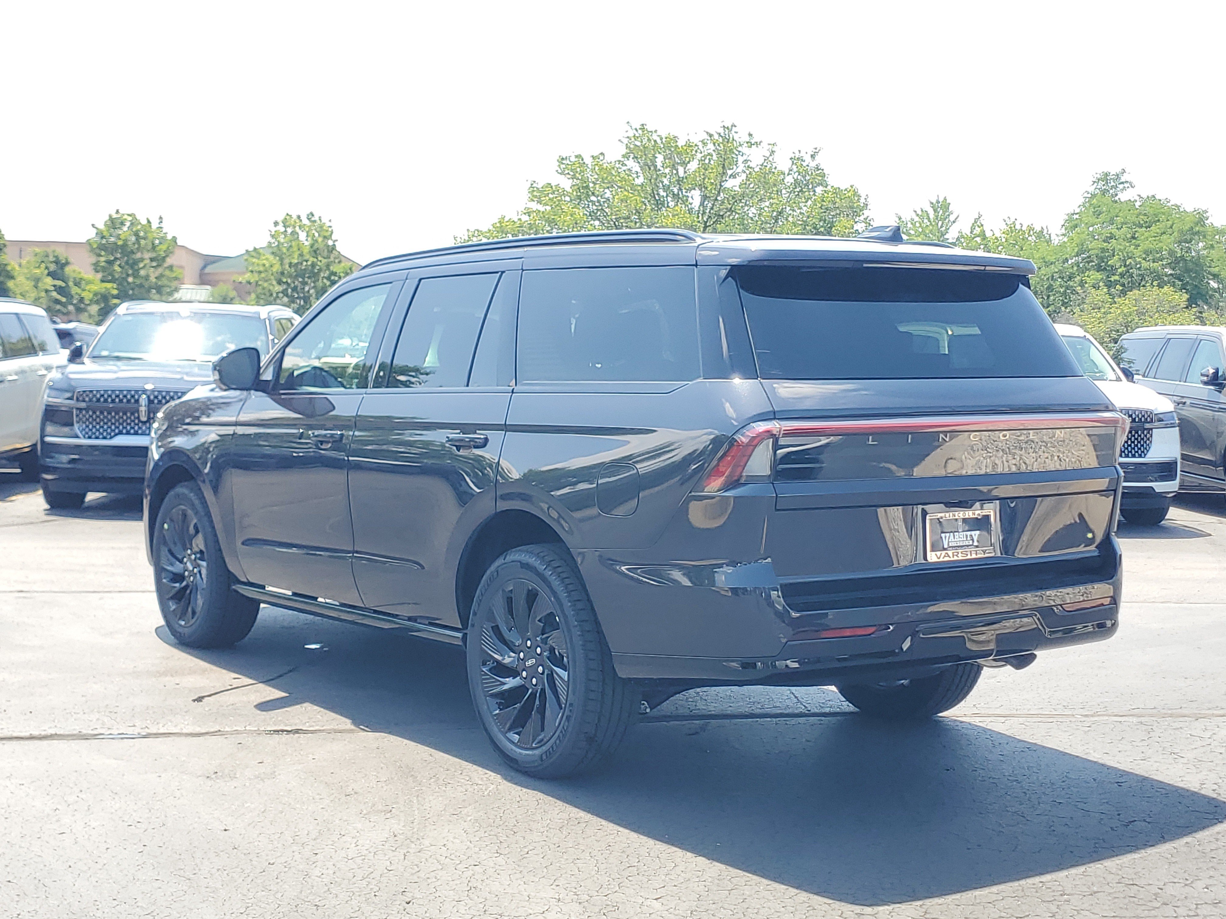 New 2027 Lincoln Navigator Reserve w/ Jet Appearance Package AWD/4WD image 3
