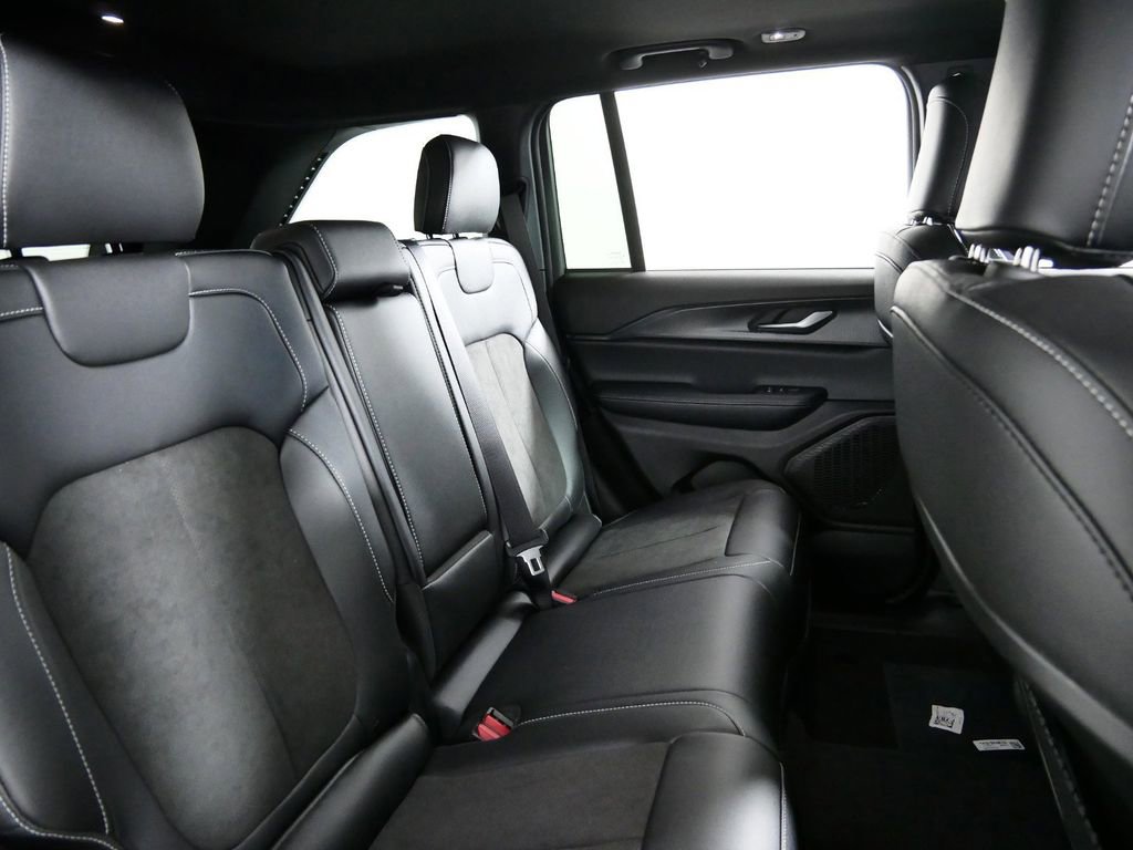 Used 2024 Jeep Grand Cherokee Altitude image 28