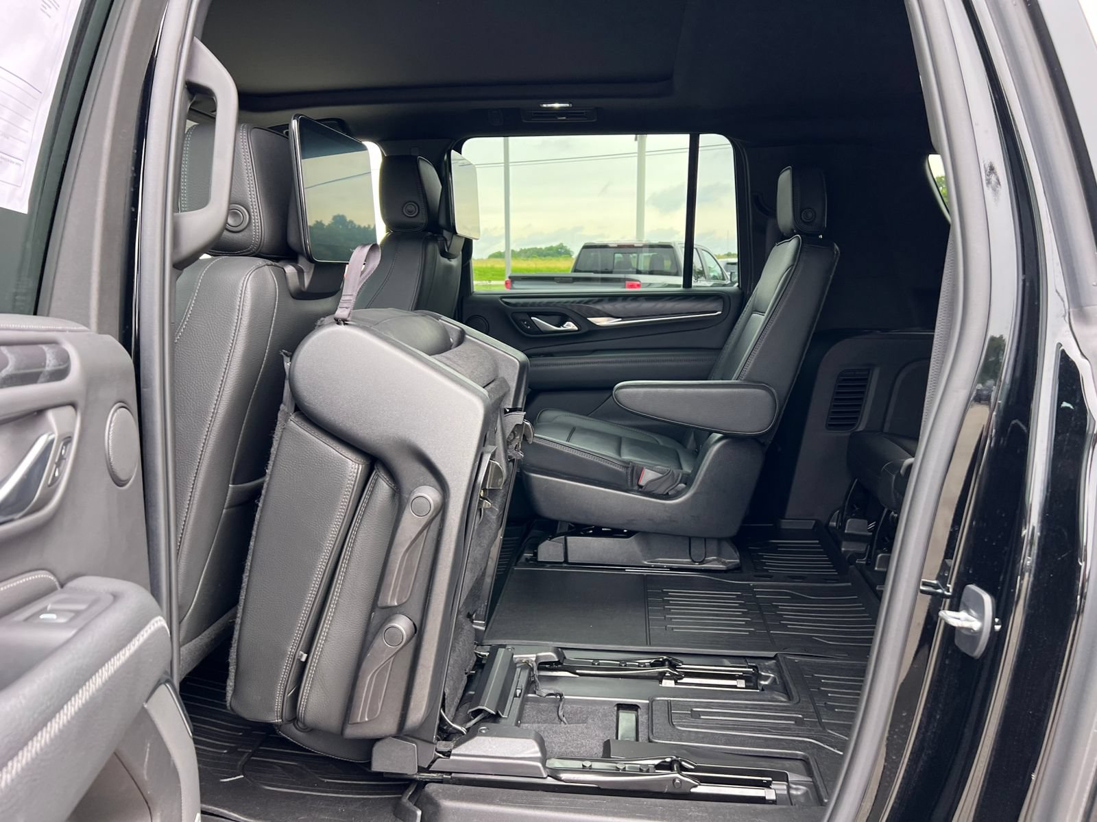 Used 2023 GMC Yukon XL Denali AWD/4WD image 48