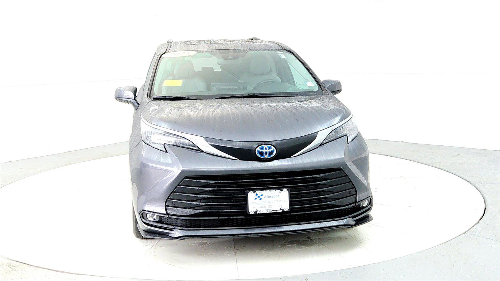 Used 2025 Toyota Sienna XLE w/ XLE Plus Package image 8