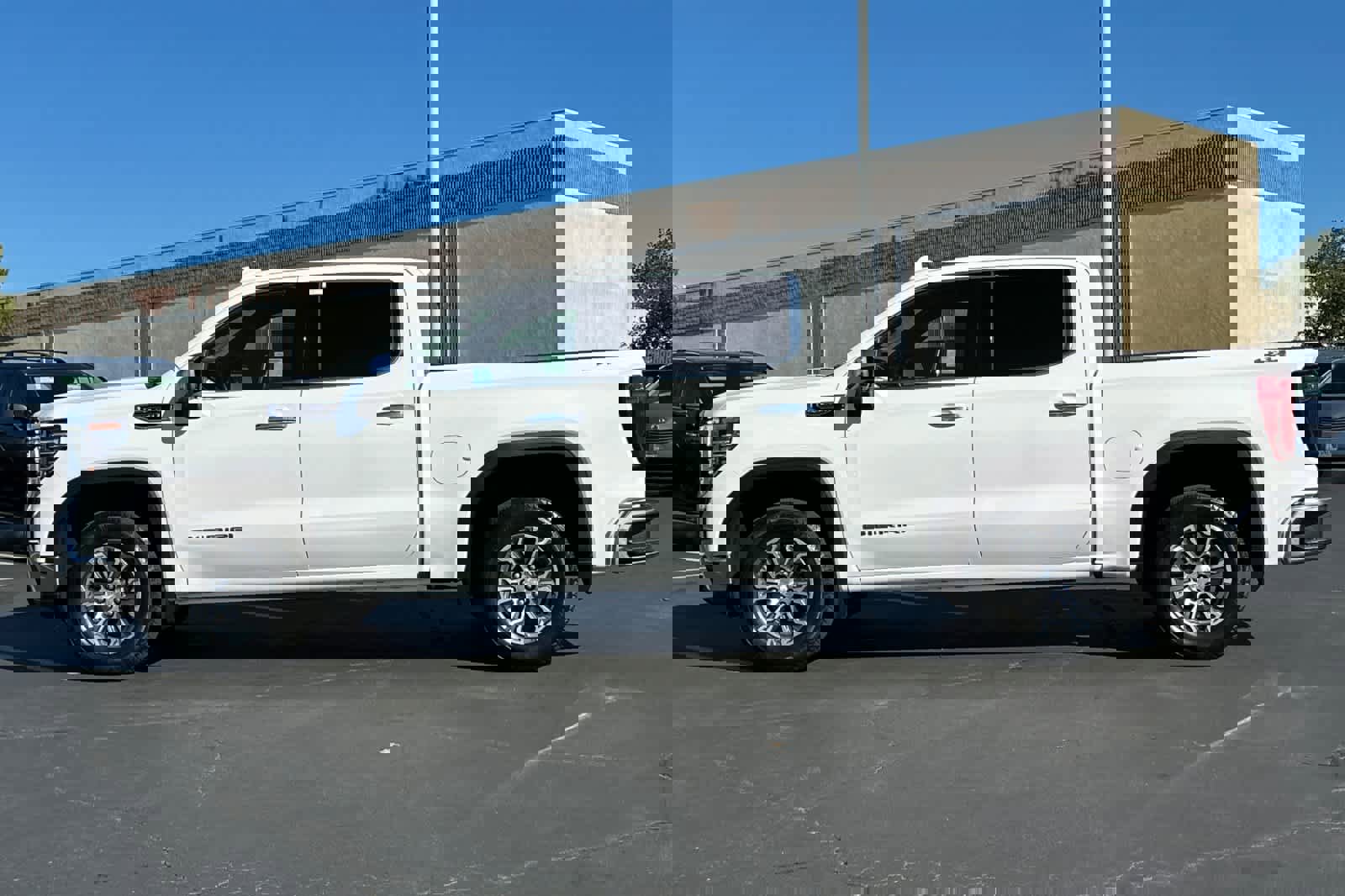 Used 2025 GMC Sierra 1500 SLT image 9