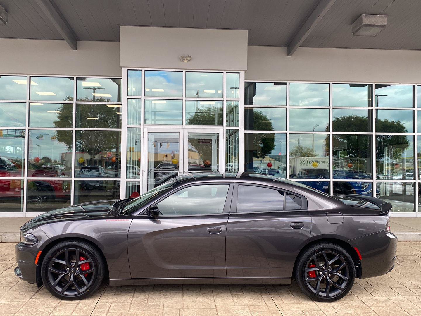 Used 2022 Dodge Charger SXT w/ Blacktop Package RWD image 4