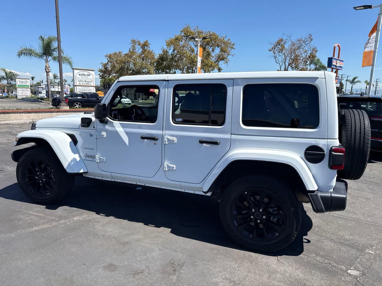 Used 2024 Jeep Wrangler Unlimited Sahara AWD/4WD image 24