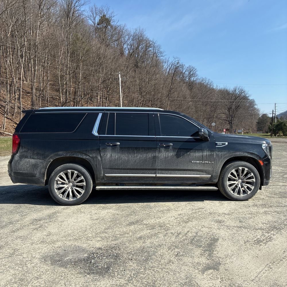 Used 2021 GMC Yukon XL Denali w/ Denali Premium Package image 3
