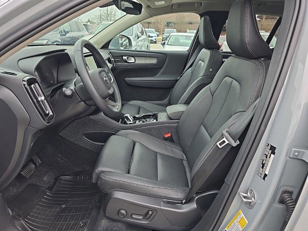 Used 2025 Volvo XC40 B5 Plus w/ Climate Package image 7