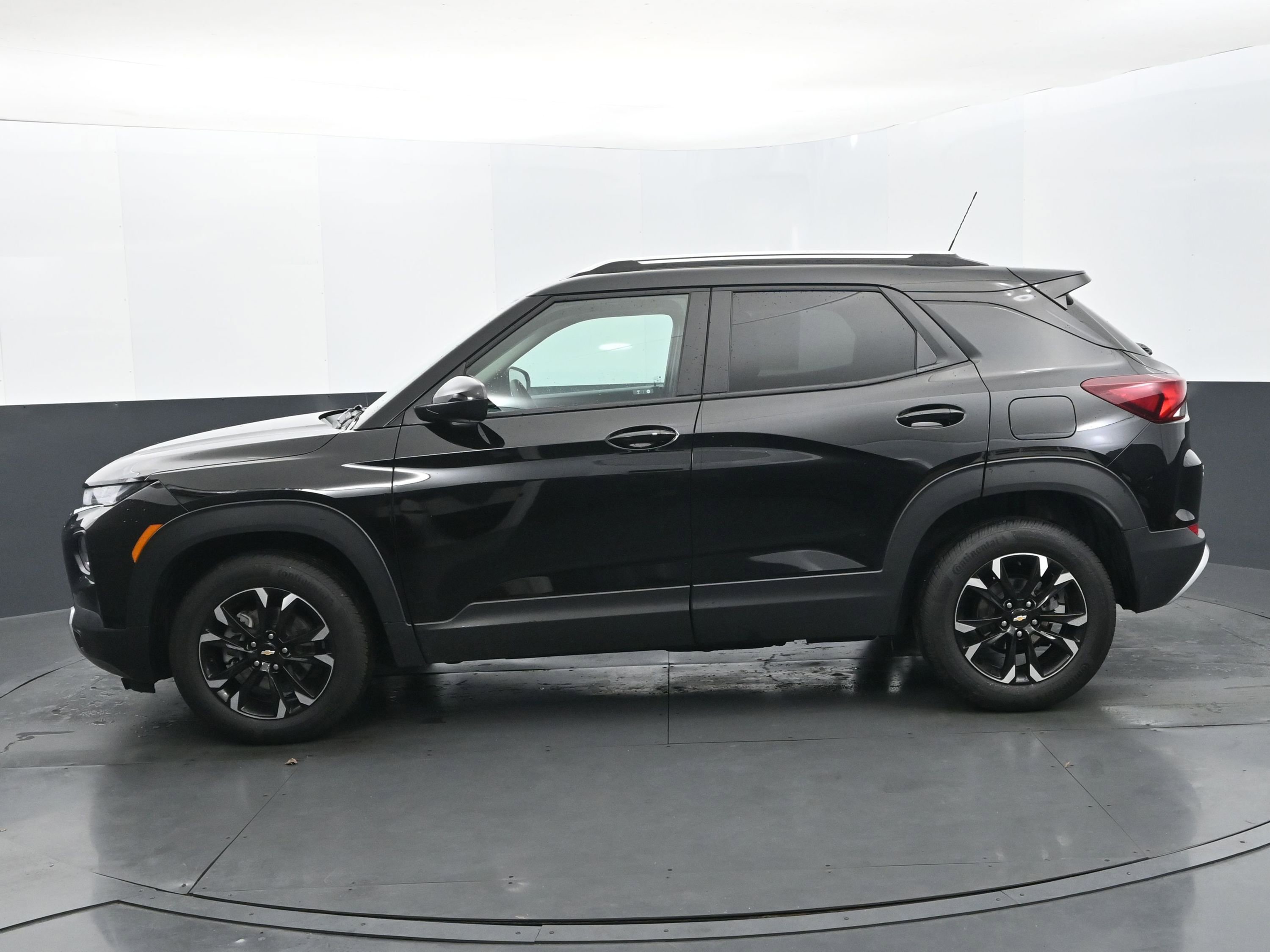 Used 2022 Chevrolet TrailBlazer LT AWD/4WD image 2