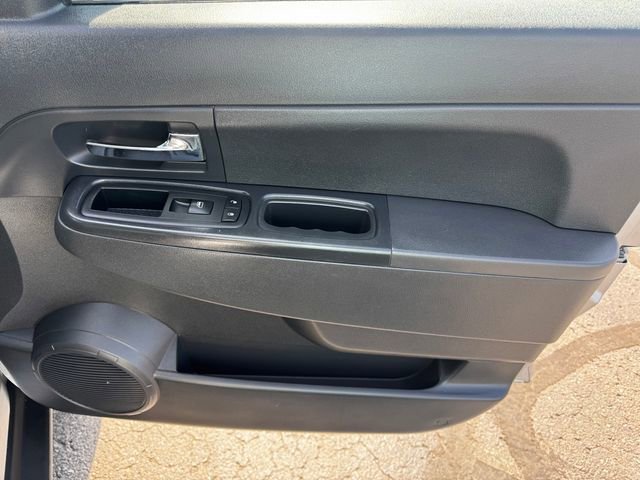 Used 2010 Jeep Liberty Sport w/ Popular Equipment Group AWD/4WD image 13