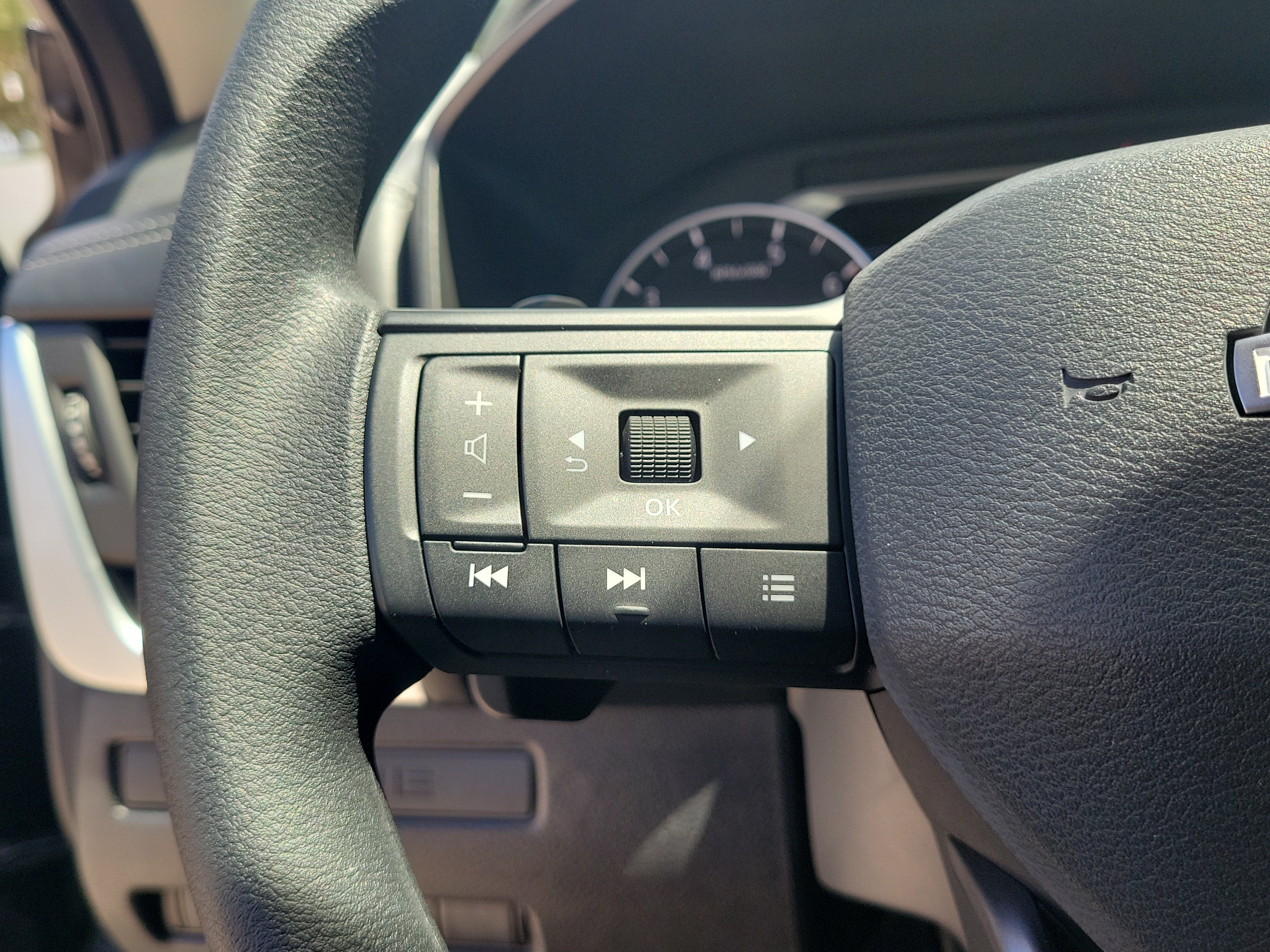 Certified 2025 Nissan Rogue S FWD image 23