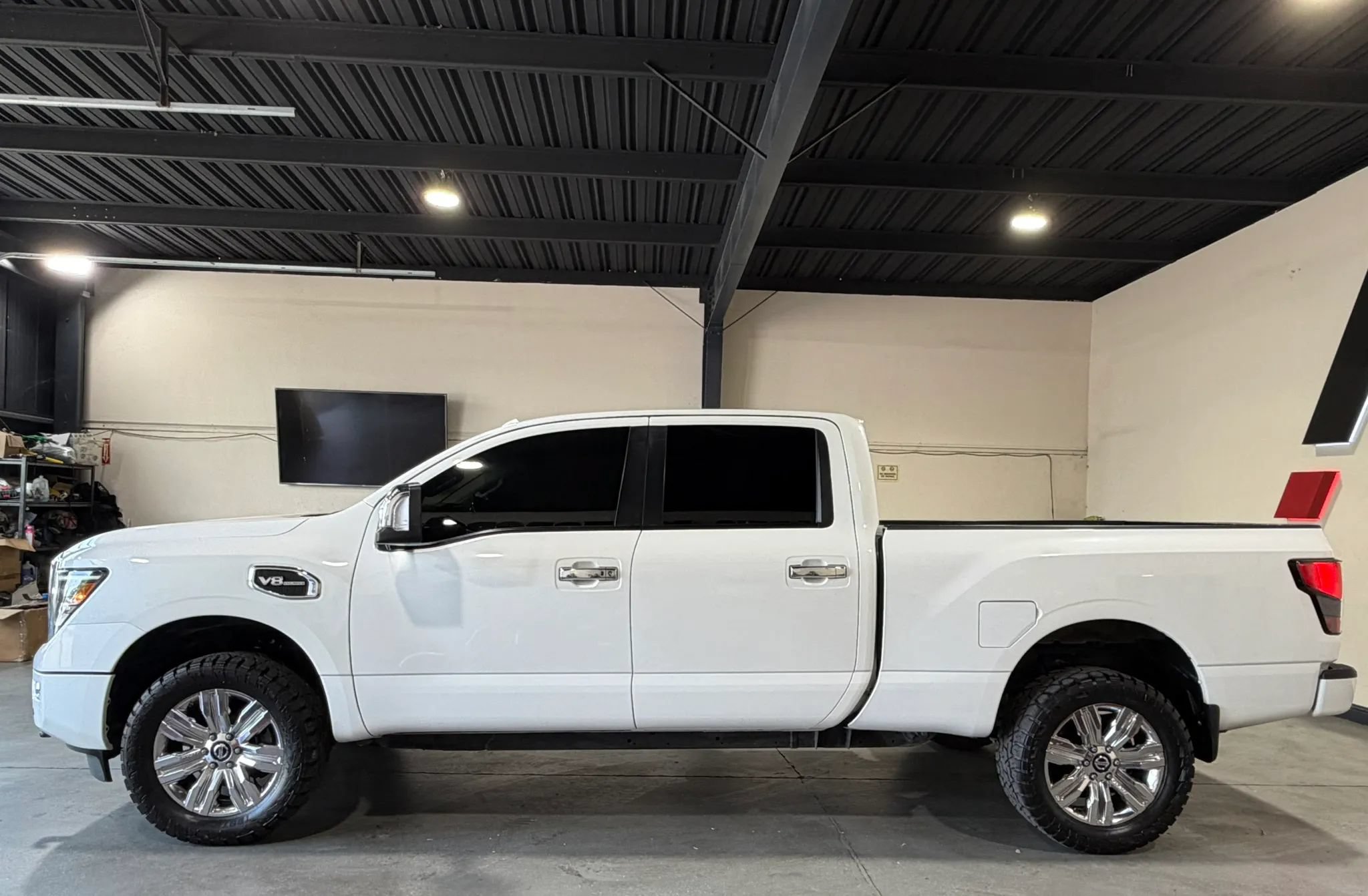 Used 2020 Nissan Titan SL w/ Moonroof Package AWD/4WD image 8