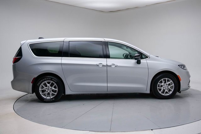 Used 2024 Chrysler Pacifica Touring-L image 11
