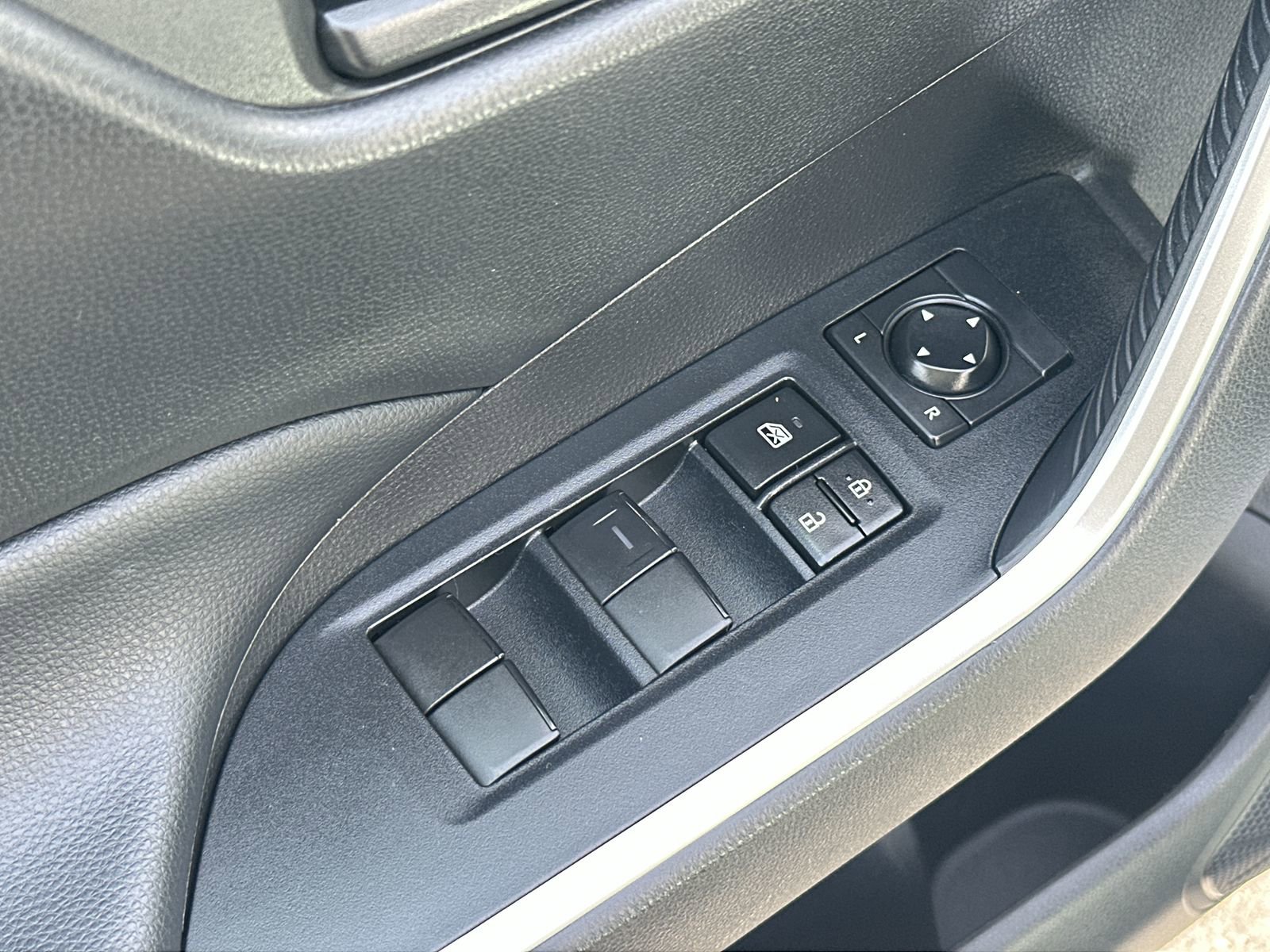 Used 2022 Toyota RAV4 LE AWD/4WD image 15