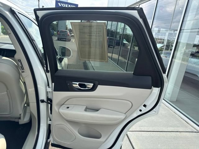 Used 2021 Volvo XC60 T5 Momentum w/ Climate Package AWD/4WD image 12