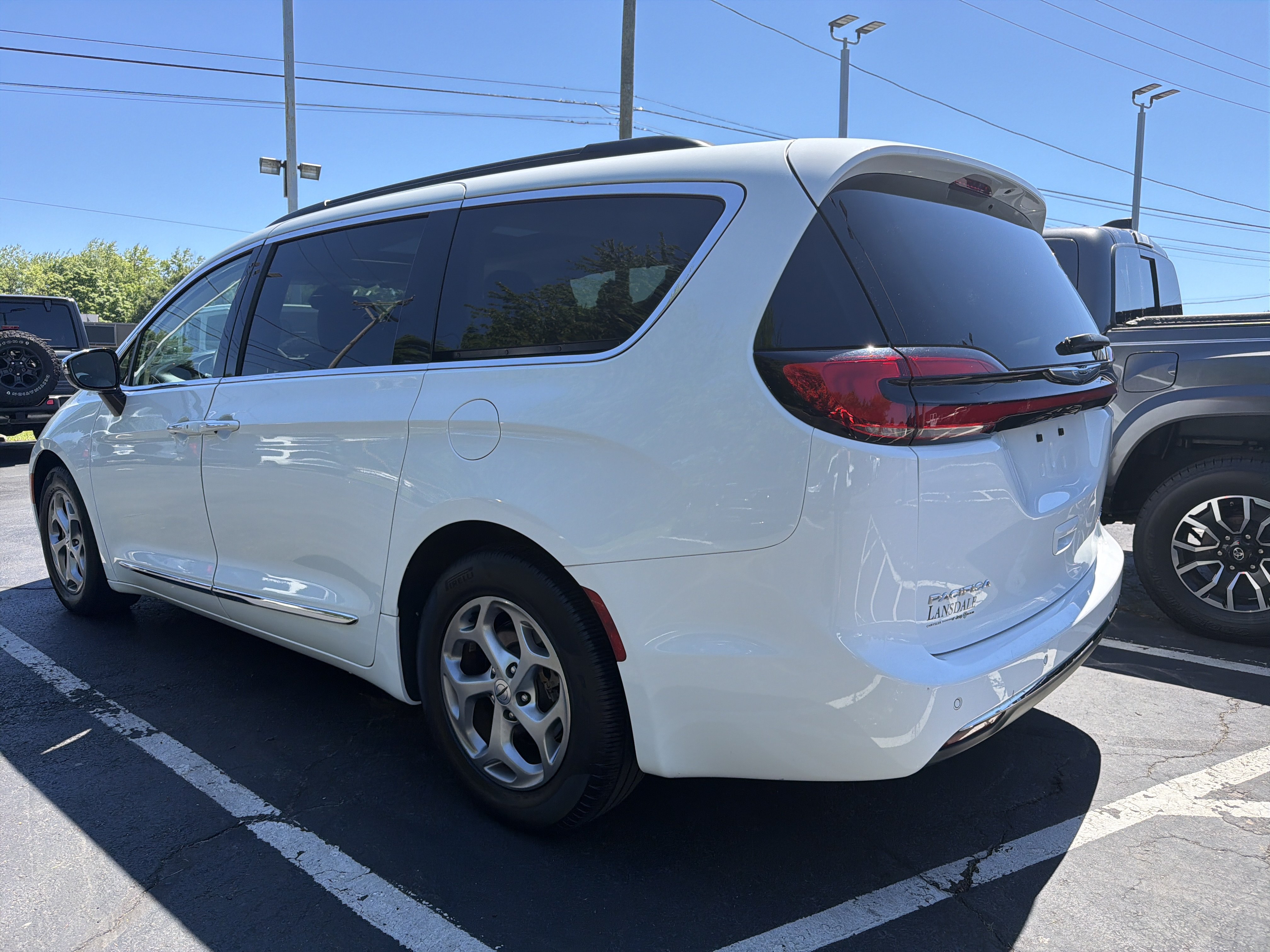 Used 2023 Chrysler Pacifica Limited FWD image 5